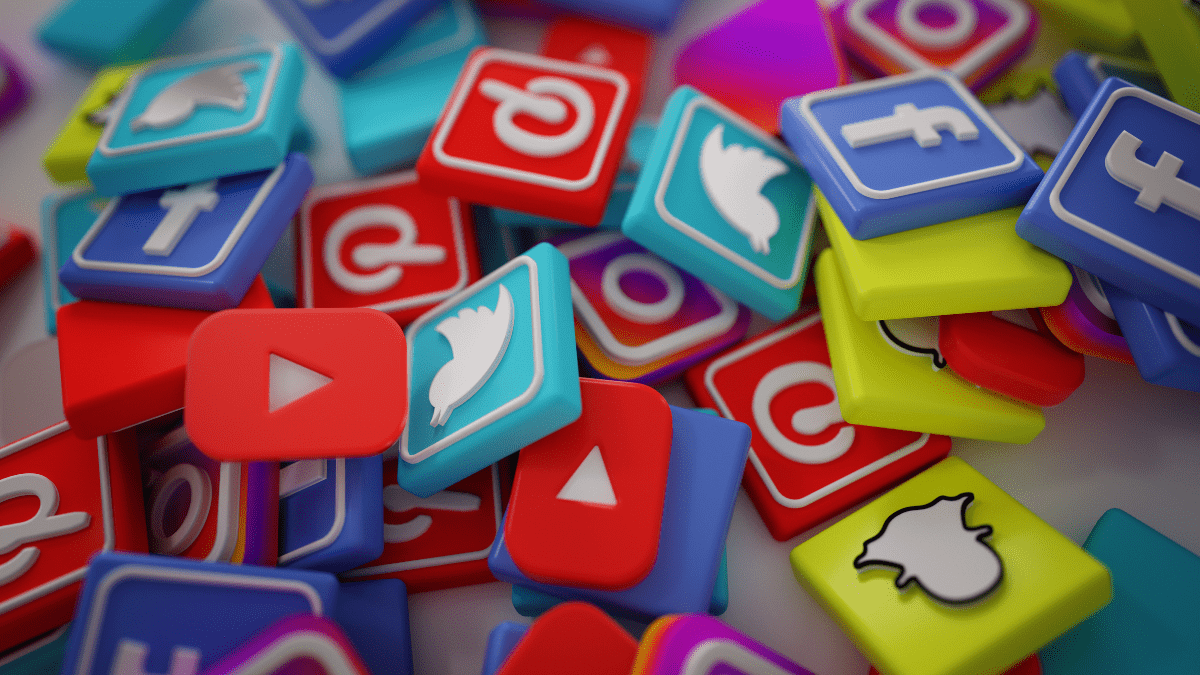 Restaurant loyalty programs promoted through social media platforms like Facebook and Instagram